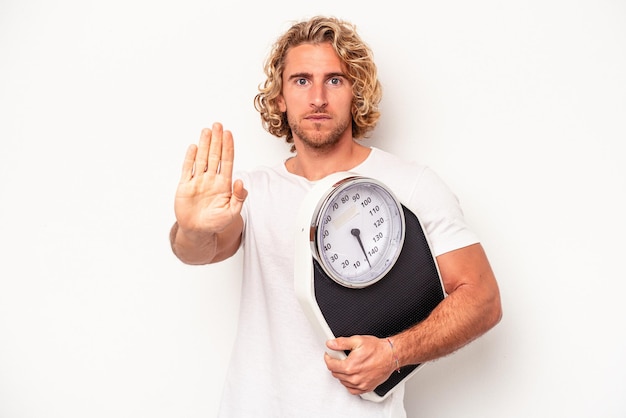 Stehend mit ausgestreckter Hand, die ein Stoppschild zeigt, das Sie verhindert