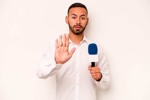 Stehend mit ausgestreckter Hand, die ein Stoppschild zeigt, das Sie verhindert