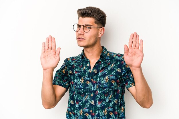 Stehend mit ausgestreckter Hand, die ein Stoppschild zeigt, das Sie verhindert