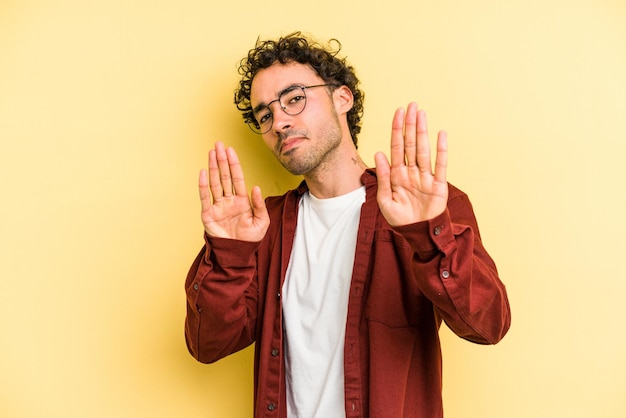 Stehend mit ausgestreckter Hand, die ein Stoppschild zeigt, das Sie verhindert