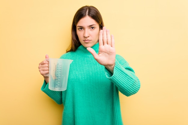 Stehend mit ausgestreckter Hand, die ein Stoppschild zeigt, das Sie verhindert