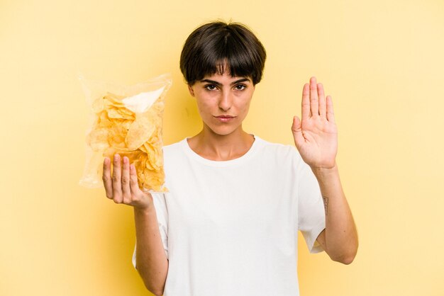 Stehend mit ausgestreckter Hand, die ein Stoppschild zeigt, das Sie verhindert