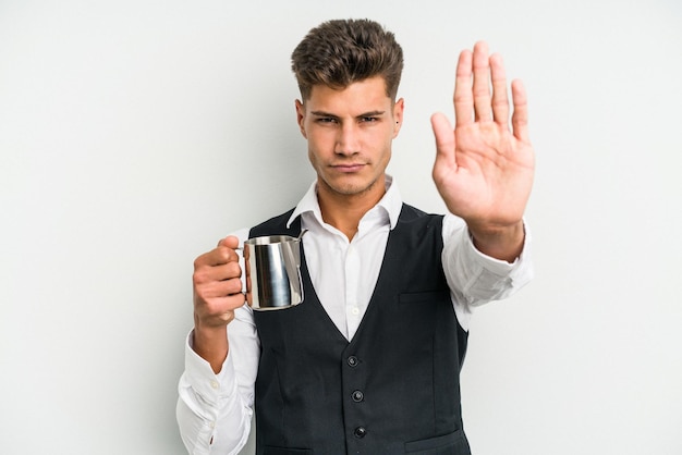 Stehend mit ausgestreckter Hand, die ein Stoppschild zeigt, das Sie verhindert