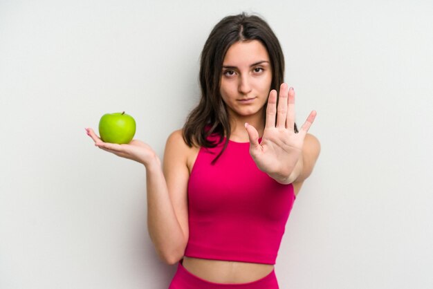 Stehend mit ausgestreckter Hand, die ein Stoppschild zeigt, das Sie verhindert