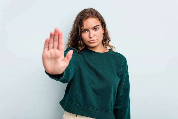 Stehend mit ausgestreckter Hand, die ein Stoppschild zeigt, das Sie verhindert