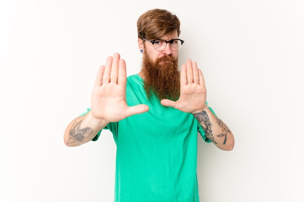 Foto stehend mit ausgestreckter hand, die ein stoppschild zeigt, das sie verhindert