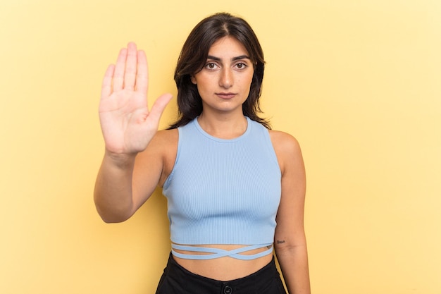 Stehend mit ausgestreckter Hand, die ein Stoppschild zeigt, das Sie verhindert