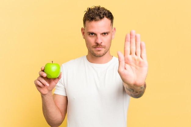 Stehend mit ausgestreckter Hand, die ein Stoppschild zeigt, das Sie verhindert