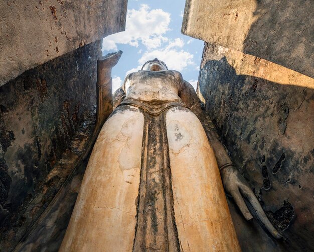 Stehende Buddha-Statue (Phra Attarot) im Tempel Wat Mahathat Sukhothai, Altstadt von Sukhothai. Touristenziel in Thailand