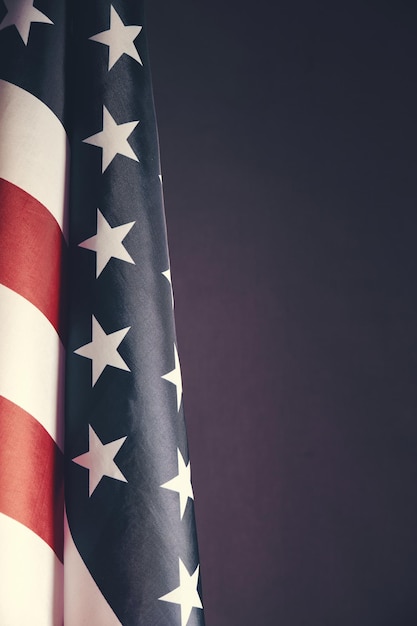Stehende Flagge Vereinigte Staaten von Amerika auf dunkelgrauem Hintergrund. Banner von Amerika im Retro-Stil.