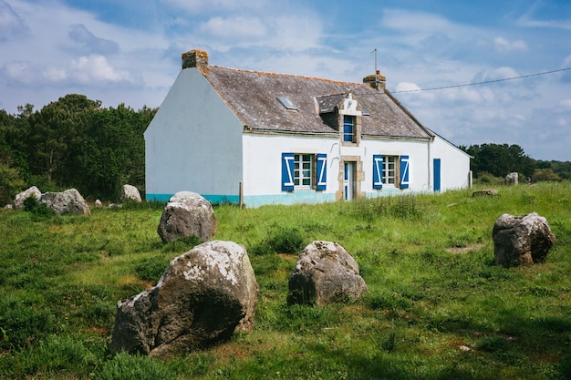 Foto stehende steine bei carnac, bretagne frankreich. das größte megalithische wahrzeichen der welt in frankreich.