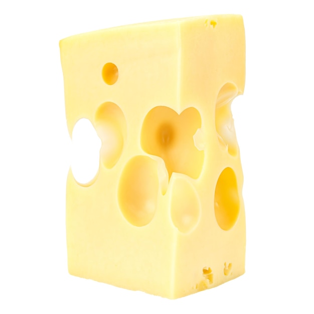 Stehendes rechteckiges Stück Maasdam-Käse isoliert auf weiß