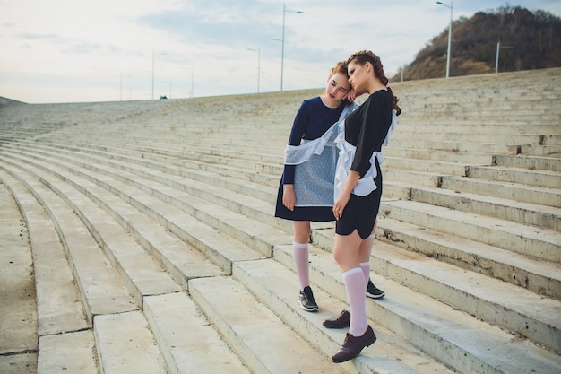 Stehendes Schulmädchen mit typischer dunkelblauer Uniformschürze