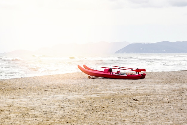 Foto steigende meereswellen und berge in italien