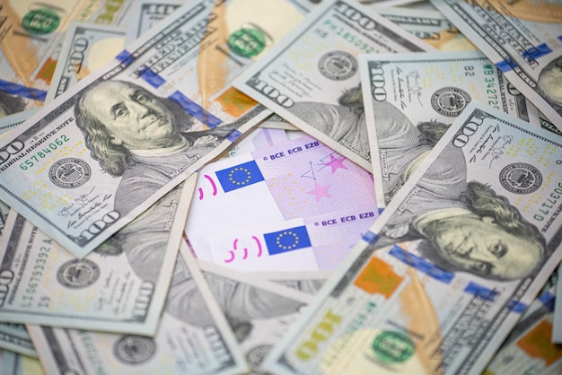 Steigender US-Dollar-Index 500-Euro-Banknoten in einem Kreis von Hundert-Dollar-Scheinen