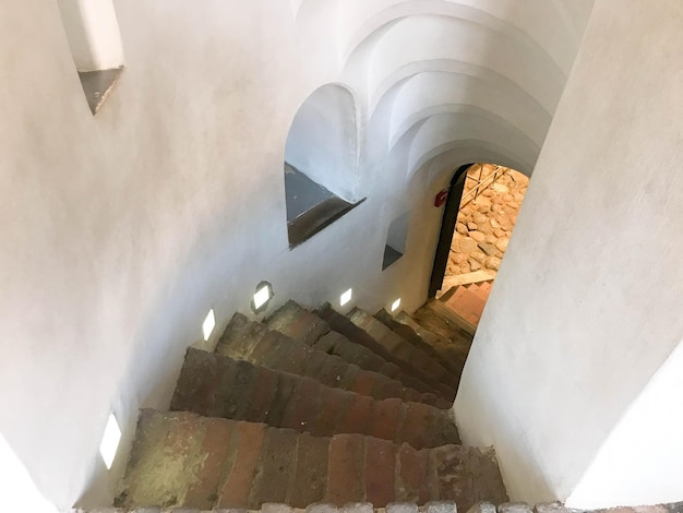 Steile Wendeltreppe aus Stein, die von den Stufen nach unten führt