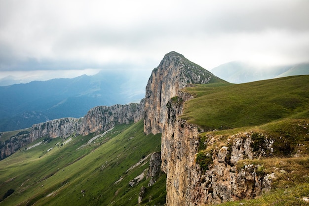 Steiler Felsen an der Spitze des Berges