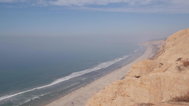 Steiler Klippenfelsen oder Täuschung Erosion an der kalifornischen Küste überblicken den Torrey Pines Park