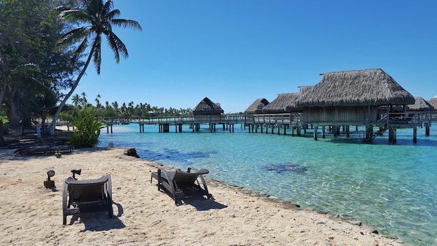 Steilhäuser über dem Meer gegen den klaren Himmel im Hotel Sofitel Moorea ia Ora Beach Resort