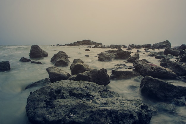 Foto stein am strand. felsinsel