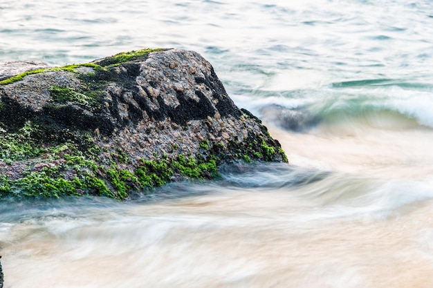 Stein im Wasser am Red Beach Urca in Rio de Janeiro