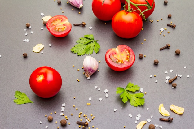 Stein mit Gewürzen, Kräutern, Tomaten kochen