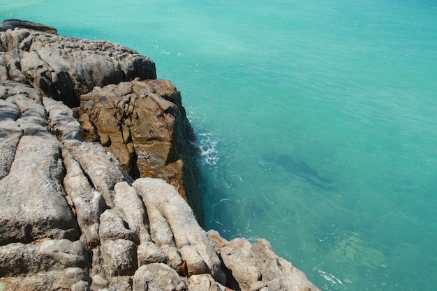 Stein und blaues Meer