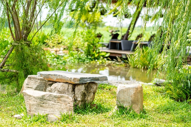 Steinbank und Tisch im Garten