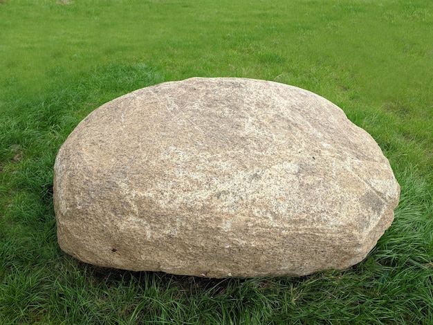 Foto steinblock im garten in form eines denkmals