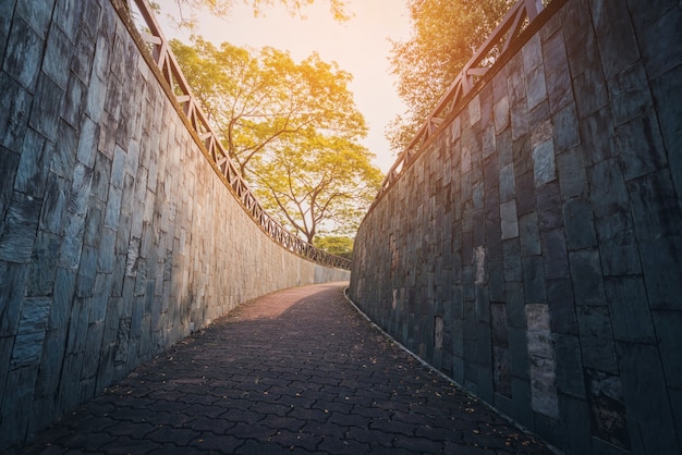 Steinblockgehweg bei Fort Canning Park, Singapur. Vintage-Ton