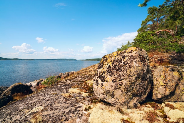 Steinblöcke am Ufer der Insel am See