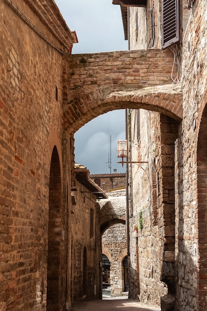 Steinbögen und Mauern auf der Straße in der Altstadt