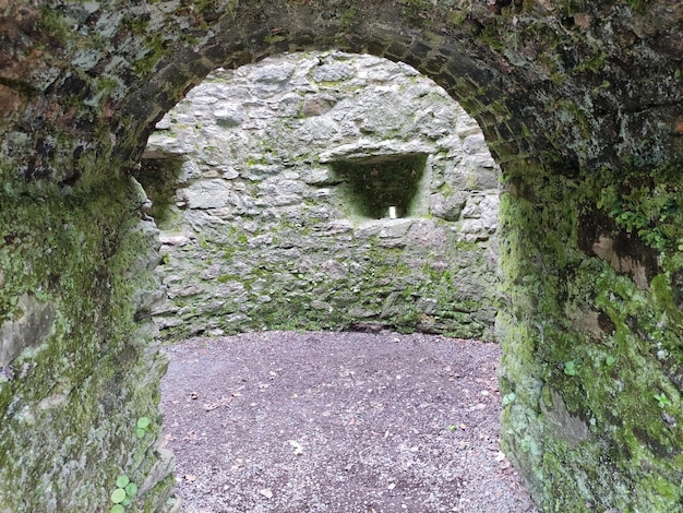 Steinbogen der alten keltischen Festung ein Blarney-Schloss in Irland mit Felsen und Bergen im Hintergrund