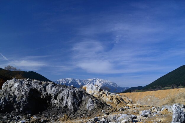 Steinbruch und hoher Berg