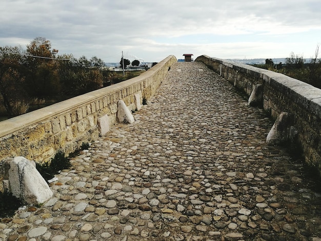 Foto steinbrücke gegen den himmel