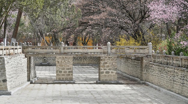 Steinbrücke mit Gartenhintergrund