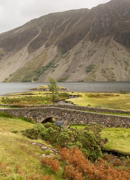 Steinbrücke über den Fluss bei Wastwater