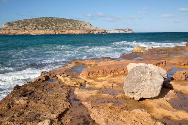 Steine am Strand von Comte auf Ibiza, Spanien