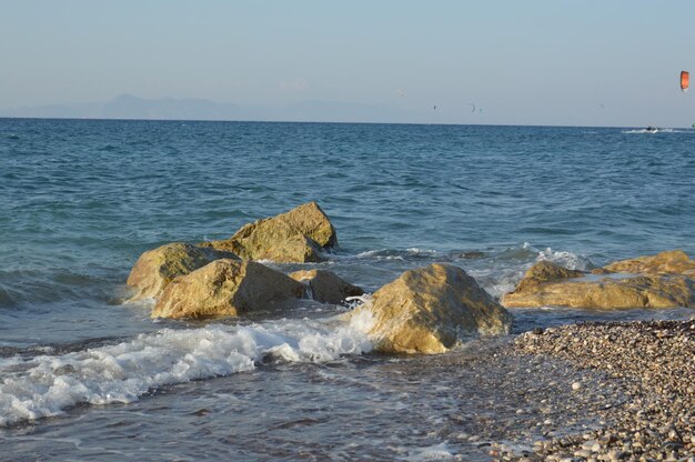 Steine auf dem Hintergrund des Egeischen Sturms auf der griechischen Insel Rhodos