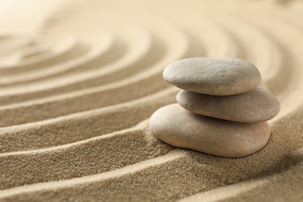 Steine auf dem Sand mit Mustern. Zen-Konzept