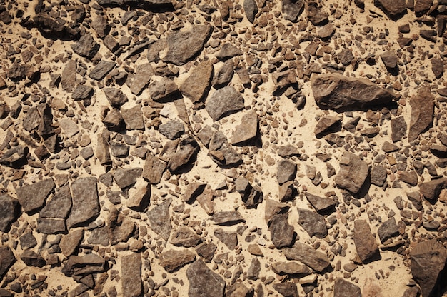 Steine auf dem warmen Sand in der Wüste