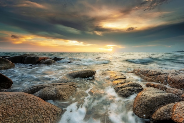 Steine im Meer bei Sonnenuntergang