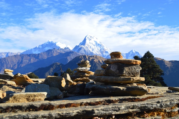 Foto steine im naturschutzgebiet annapurna gegen den schneebedeckten berg