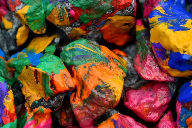 Steine mit bunter Farbe. Abstrakter Hintergrund farbige Steine zufällig in verschiedenen Farben