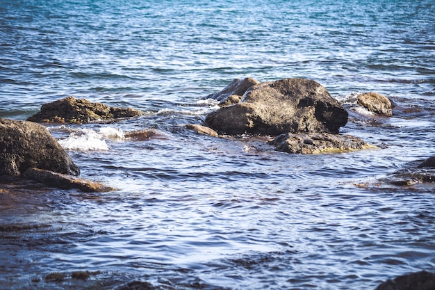 Steine ragen tagsüber aus dem Wasser, filtern