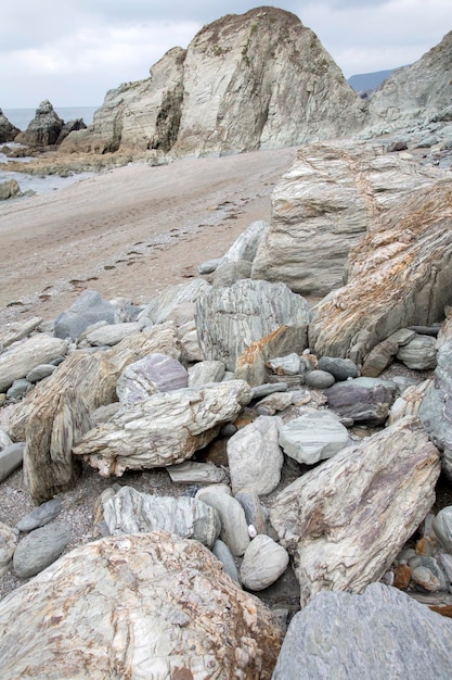 Steine und Felsen am Strand von Carro, Galizien, Spanien