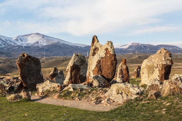 Steine von Zorats Karer in Karaunja, wunderschöne Berge mit schneebedeckten Gipfeln Armenien