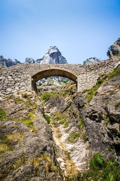 Steinerne Brücke in Picos de Europa Asturien Spanien