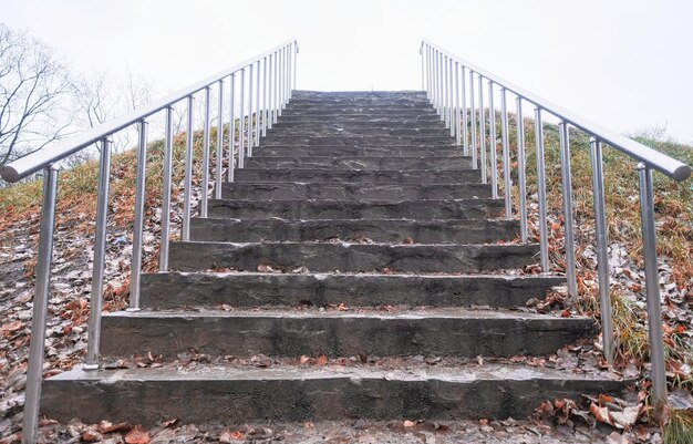 steinerne Treppe mit Metallriegeln im Herbst