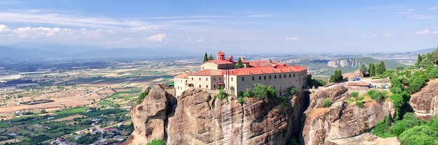 Steinernes Kloster in den Bergen Kalabaka Griechenland bewölkter Sommertag im Meteora-Gebirgstal Panoramafoto